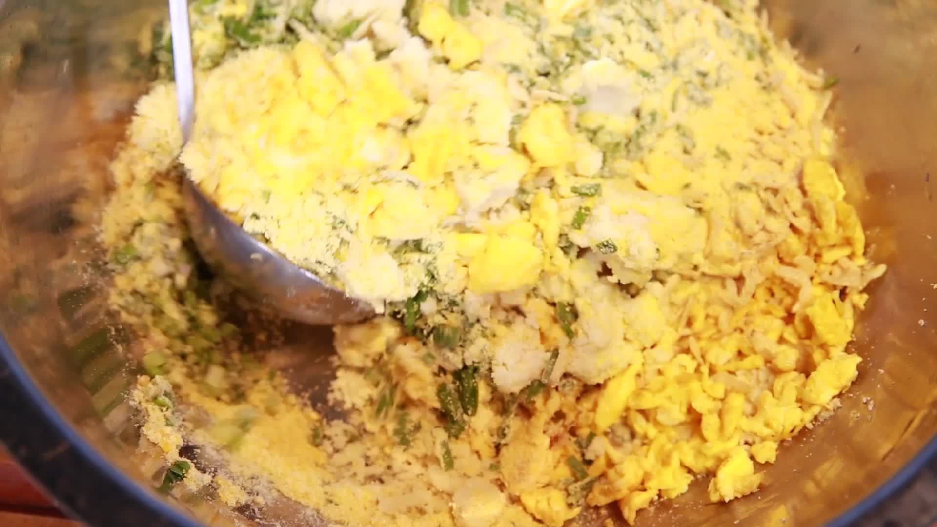 镜头合集棒子面玉米面混合韭菜做糊饼视频的预览图