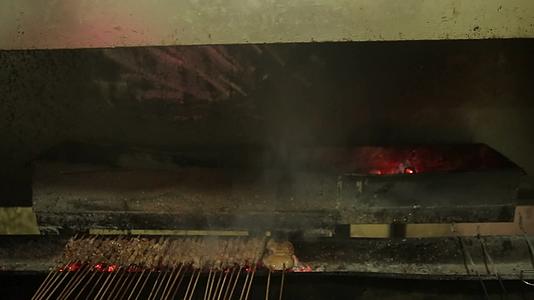 镜头合集炭火浓烟烧烤羊肉串视频的预览图