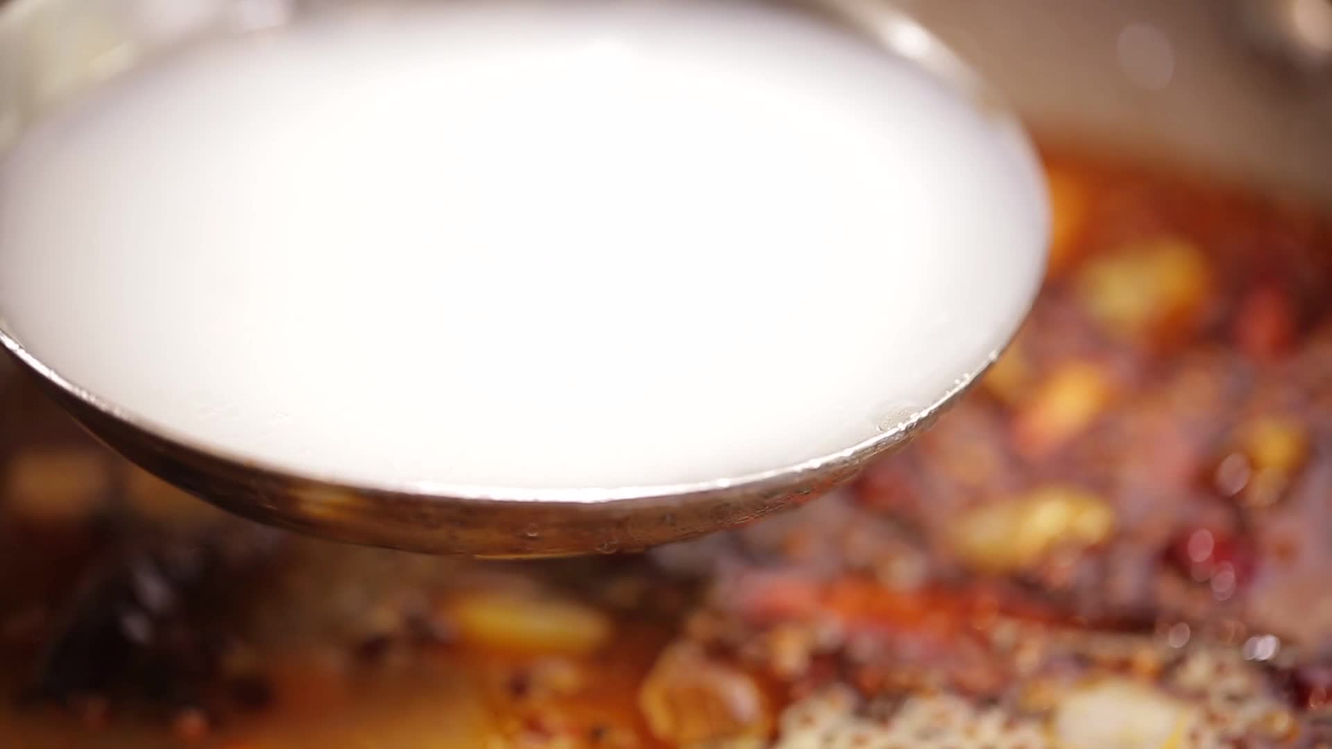镜头合集葱姜蒜炝锅炒制小龙虾底料视频的预览图