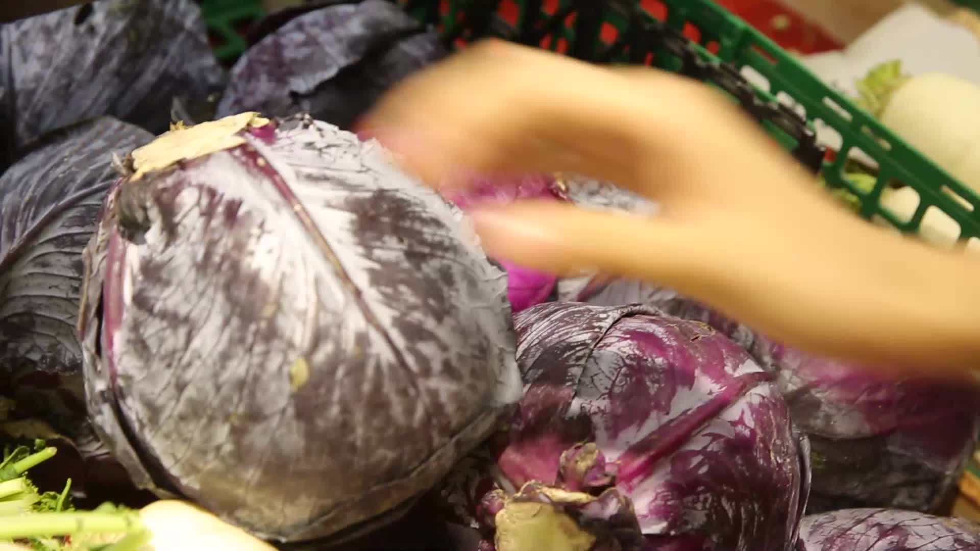 镜头合集超市挑选紫甘蓝视频的预览图