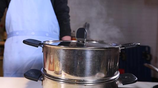 镜头合集厨具灶台平底锅炒锅煮锅视频的预览图