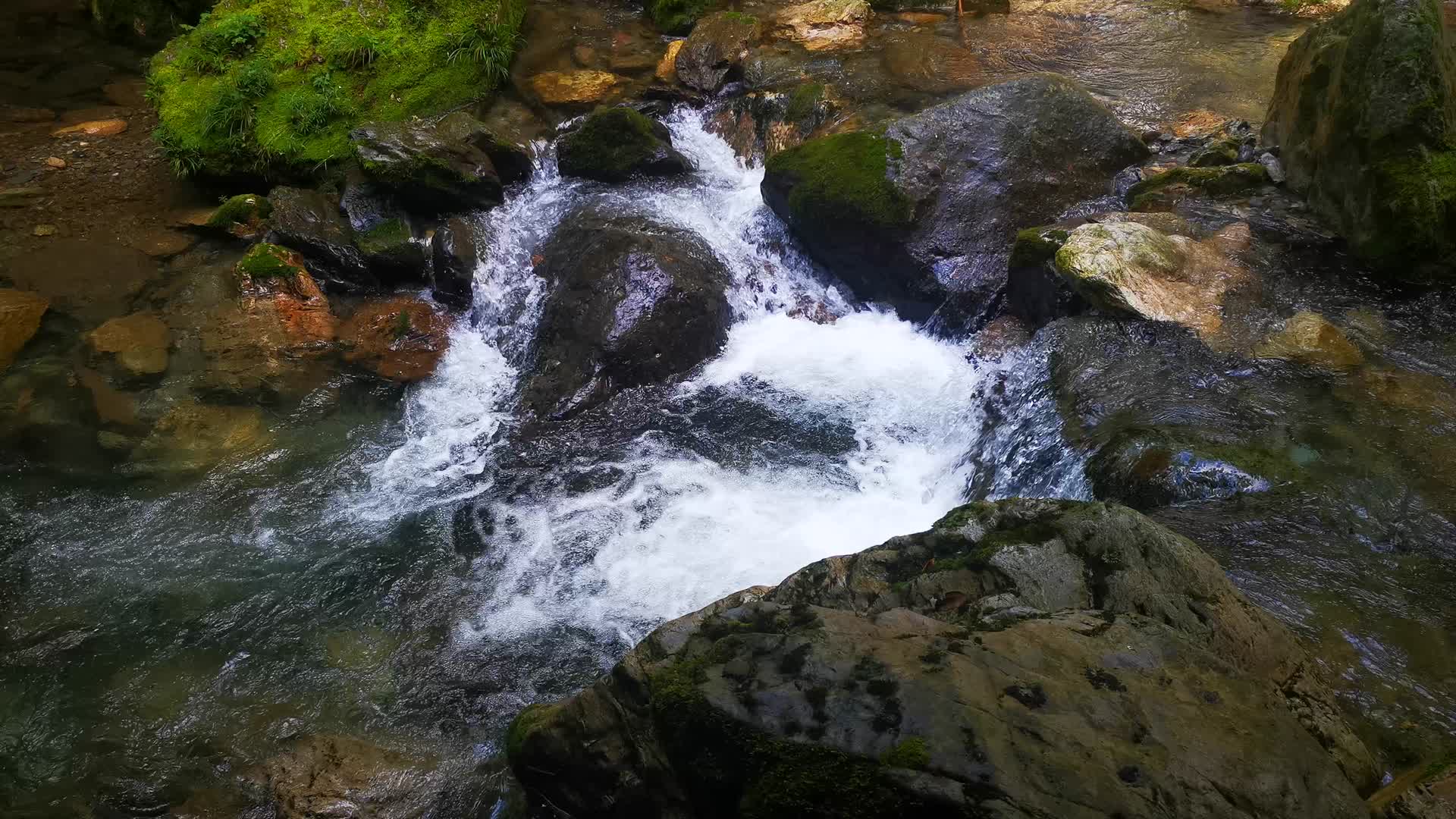 湖北神农架5A景区天生桥瀑布流水视频的预览图