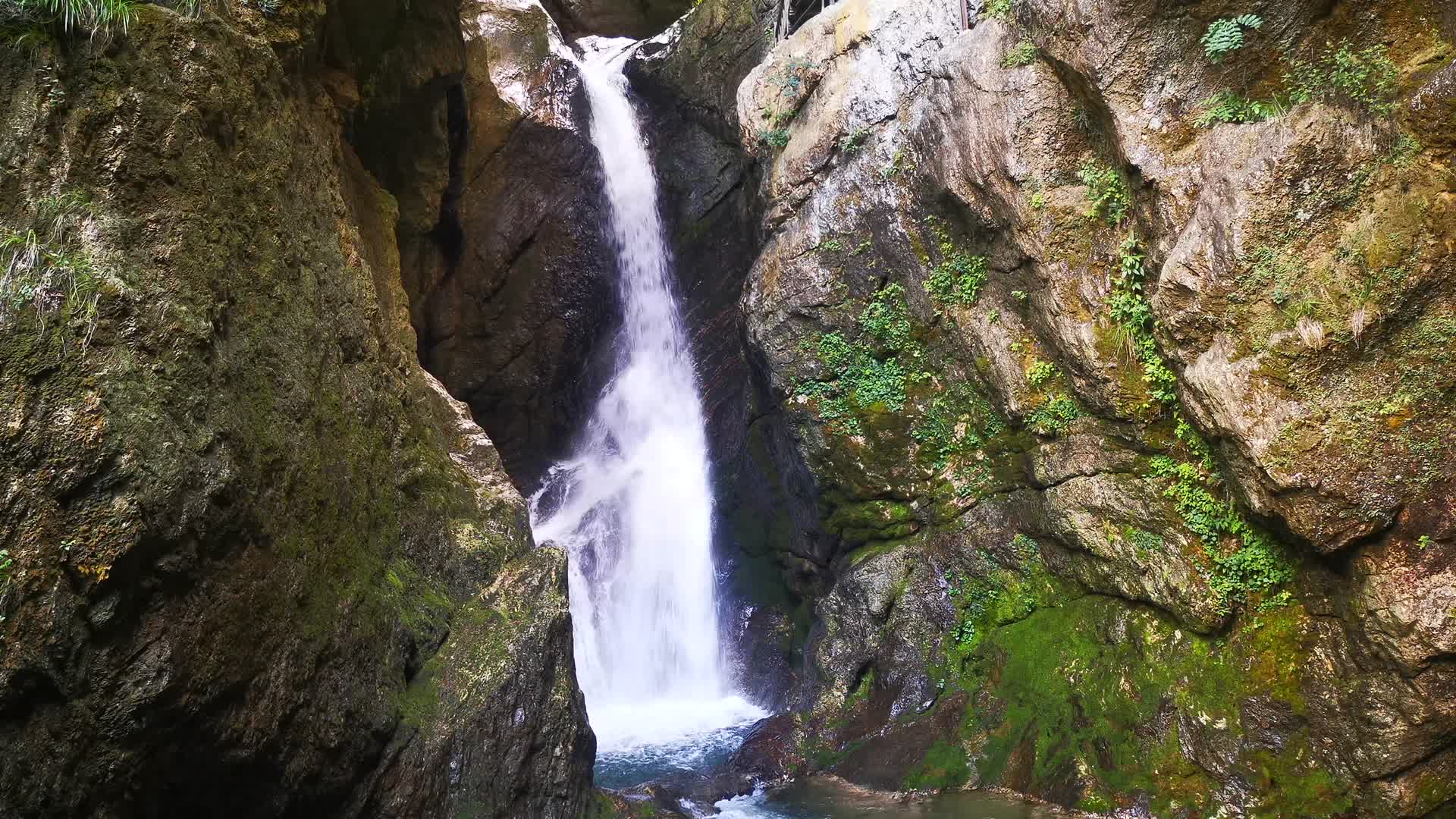 湖北神农架5A景区天生桥瀑布流水视频的预览图