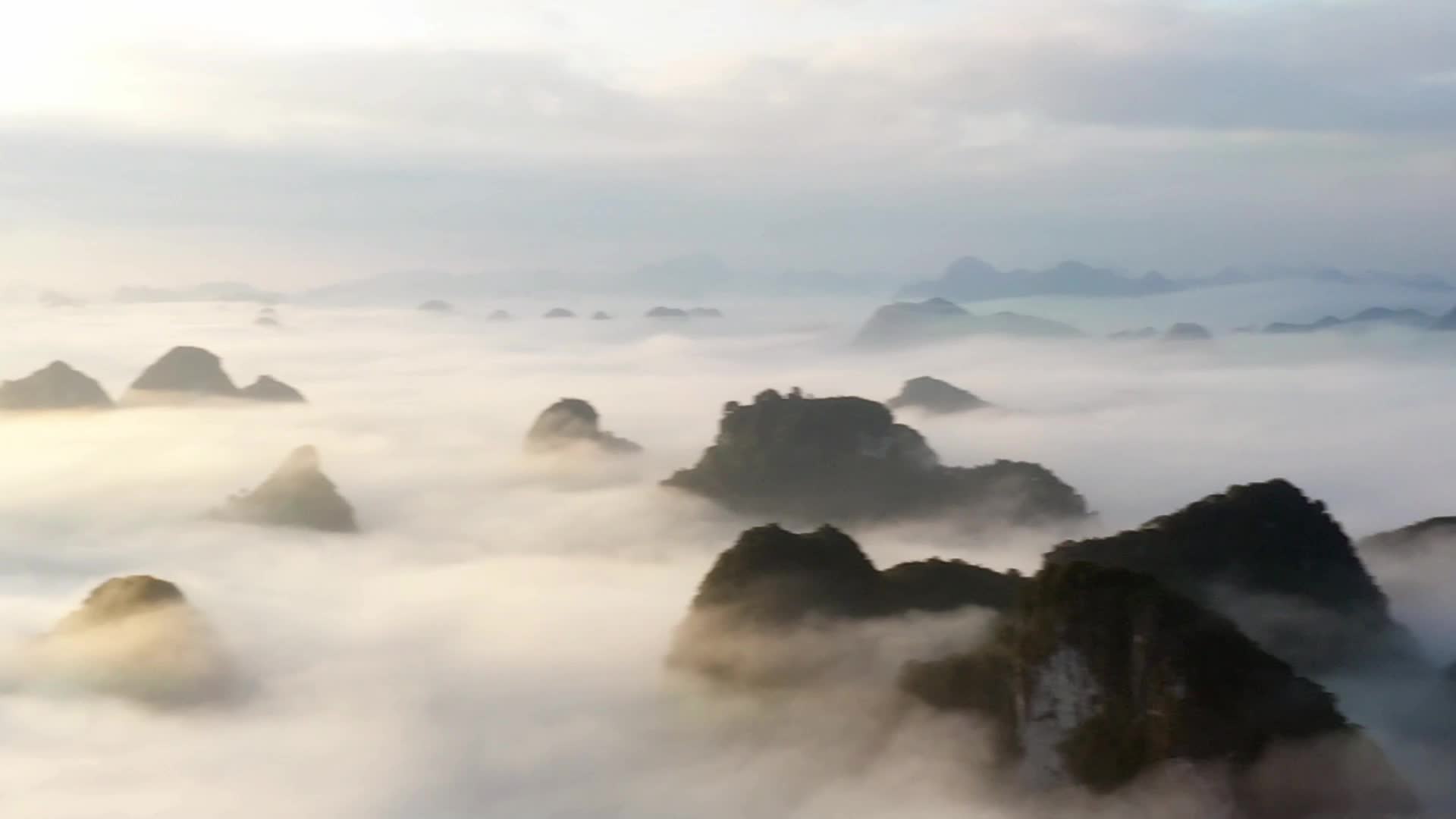 4K航拍靖西风光云雾缭绕视频的预览图