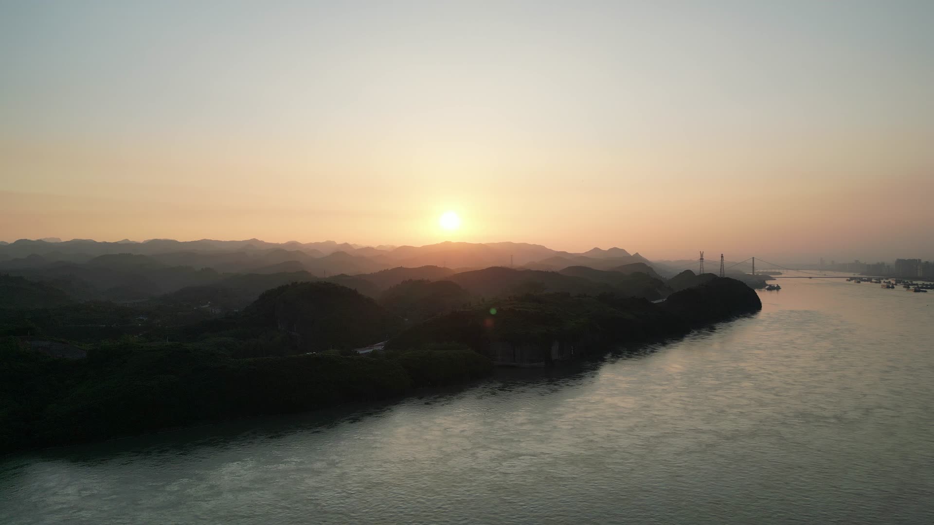 航拍湖北宜昌长江风光视频的预览图