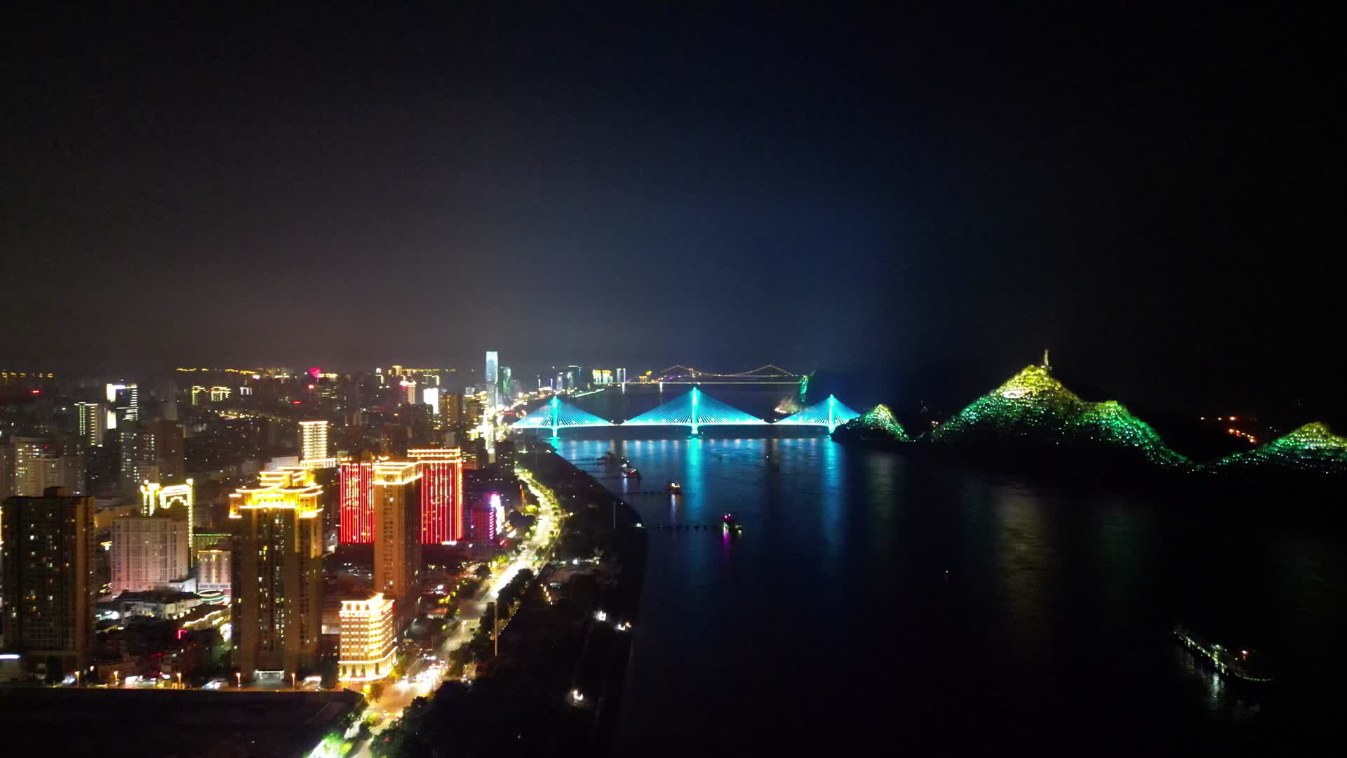 航拍湖北宜昌沿江大道至喜长江大桥夜景视频的预览图