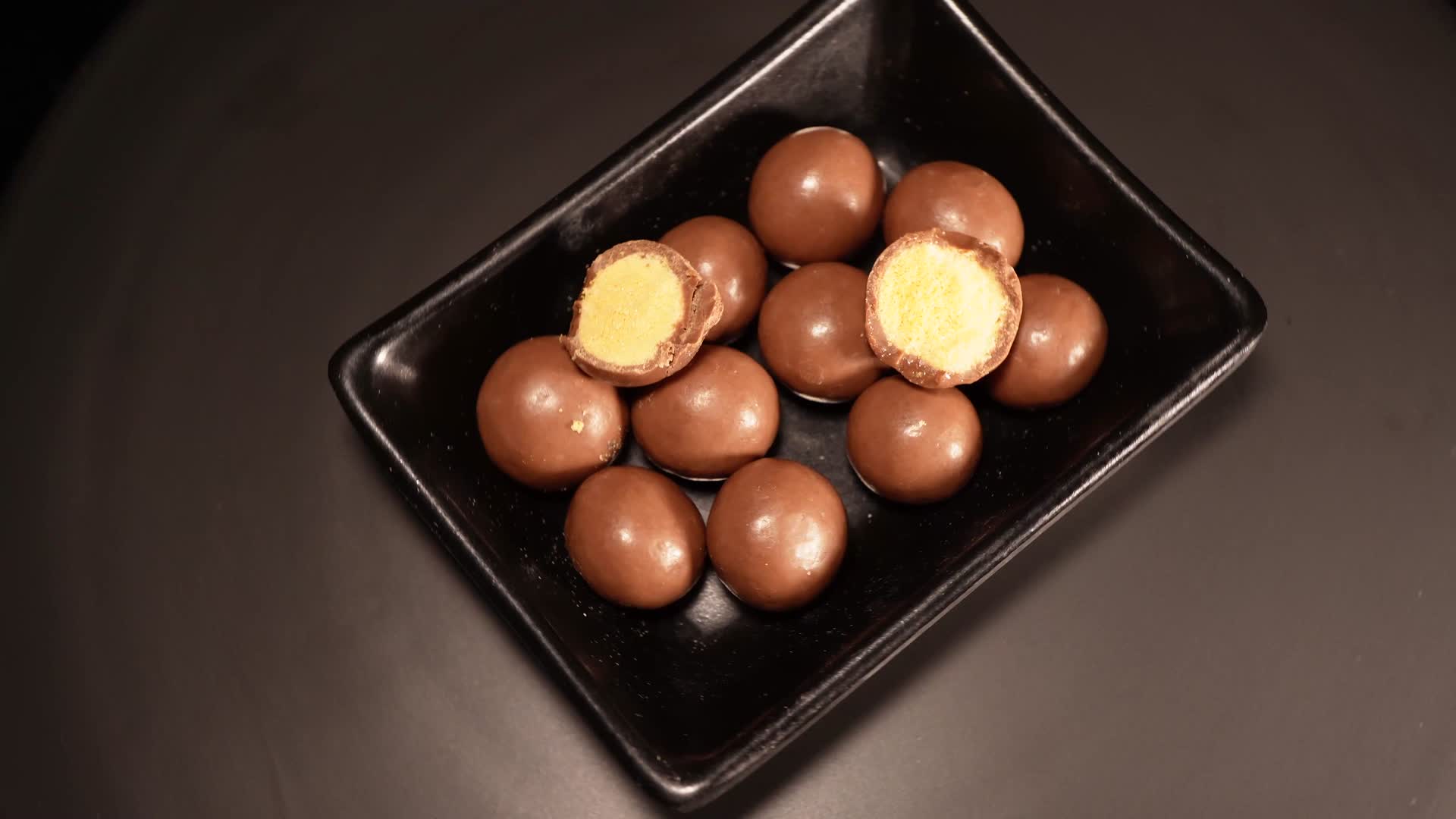童年零食巧克力球视频的预览图