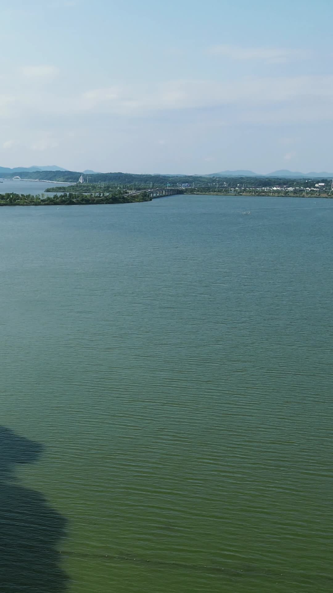 旅游景区湖南常德柳叶湖风光竖屏航拍视频的预览图