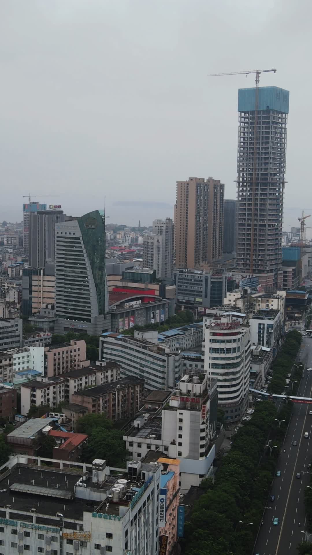 航拍湖南岳阳商业街高楼视频的预览图
