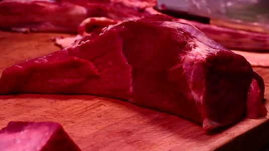 镜头合集猪肉市场卖肉肉贩子卖猪肉视频的预览图