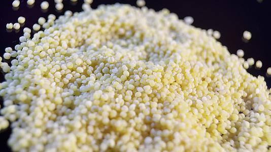 镜头合集黄米小米粮食粗粮视频的预览图