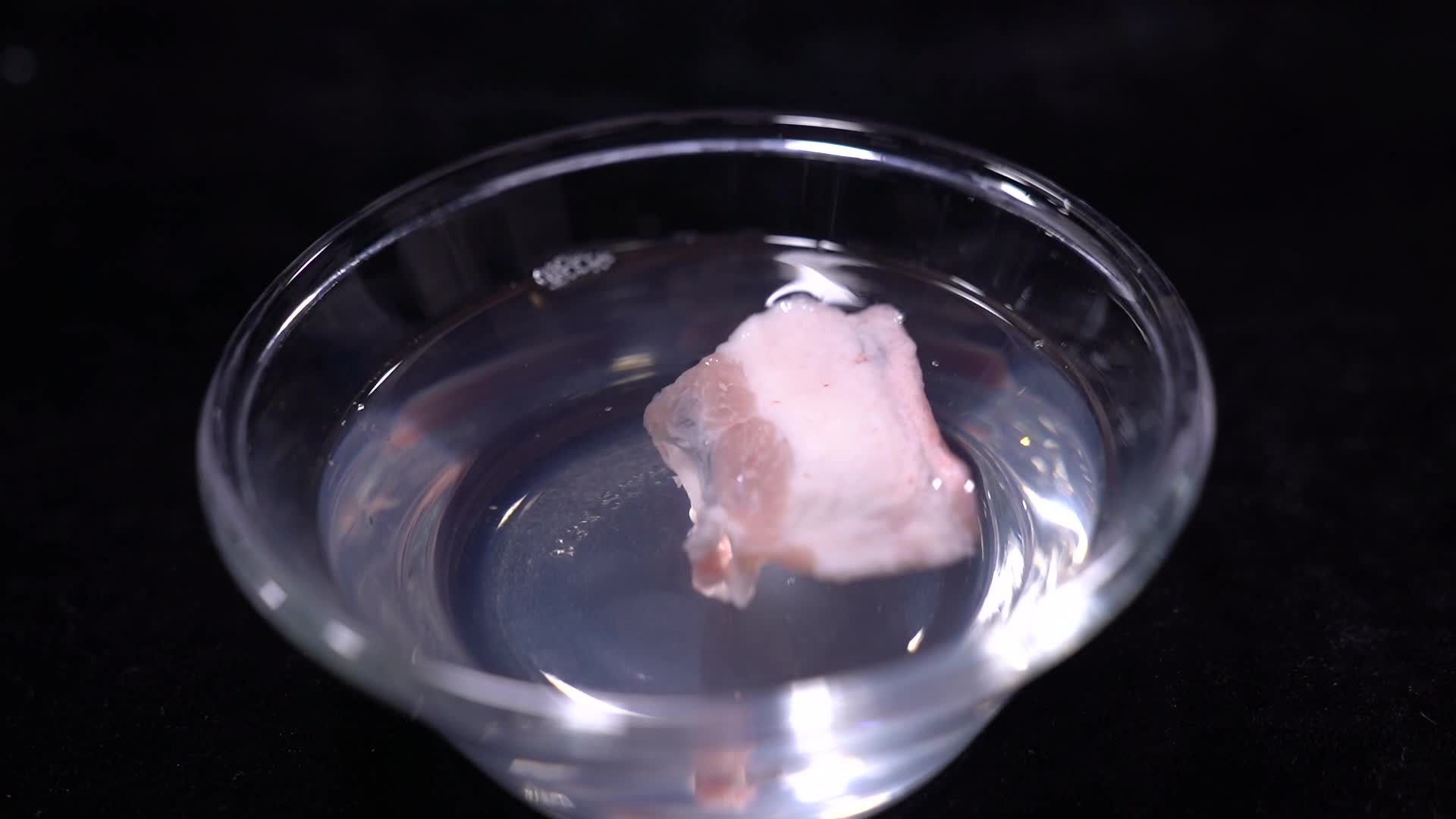镜头合集酸性液体腐蚀肉类实验视频的预览图