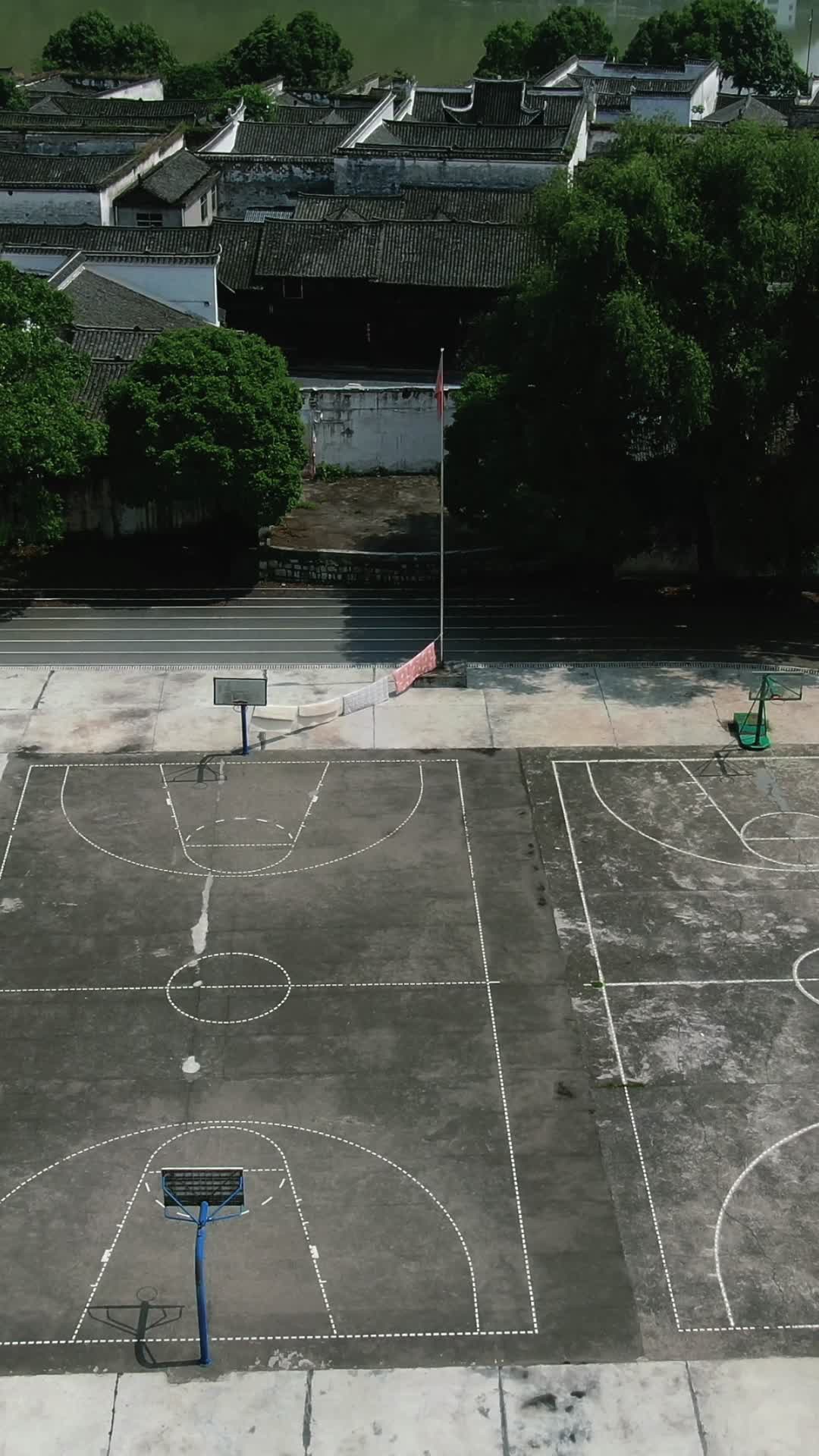 航拍运动场篮球场视频的预览图