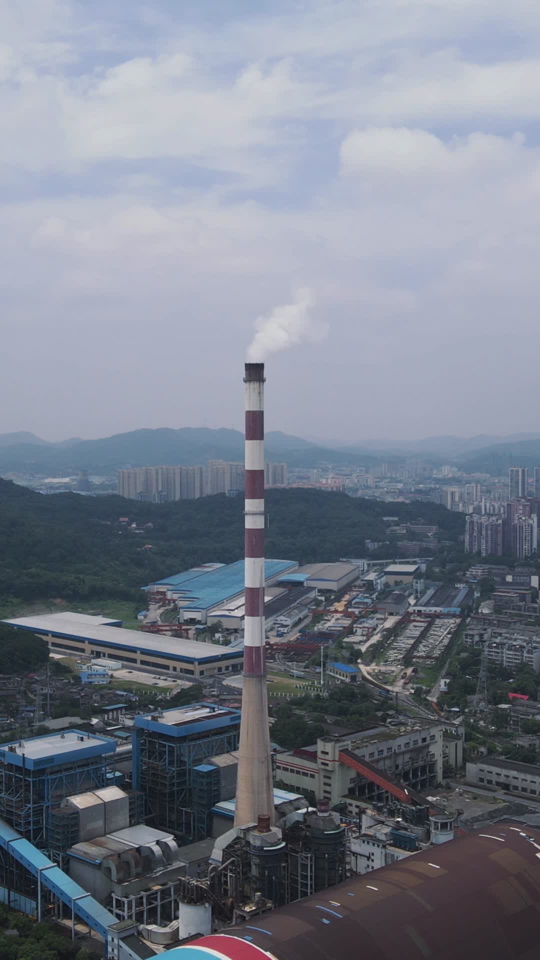 航拍城市工业生产烟冲排烟视频的预览图