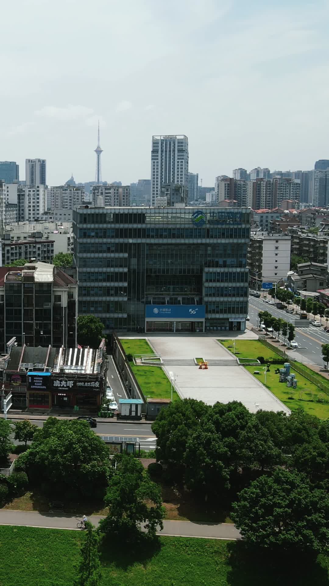航拍湖南株洲中国移动大楼视频的预览图