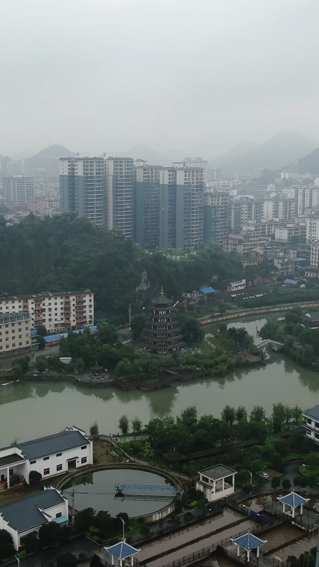 航拍湖南邵阳城步县城南公园荣昌阁视频的预览图