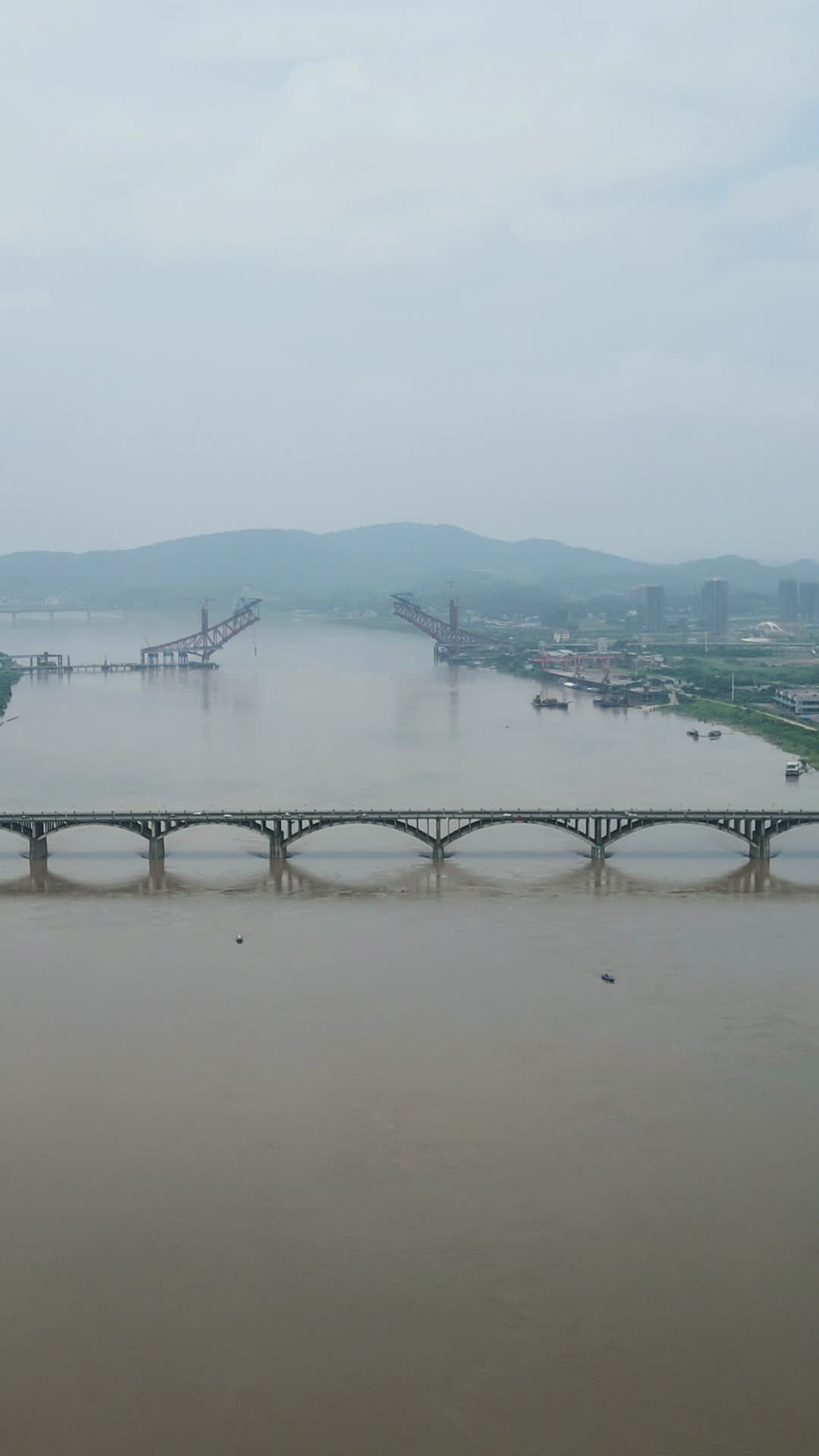 航拍湖南株洲湘江石峰大桥视频的预览图