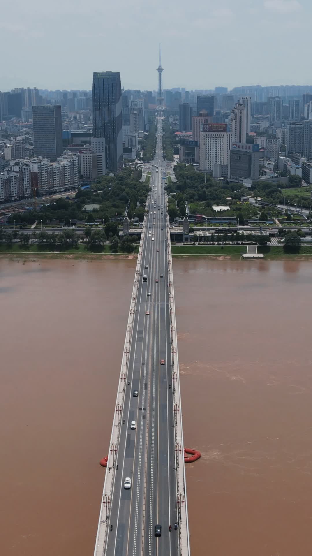 航拍湖南株洲湘江株洲大桥视频的预览图