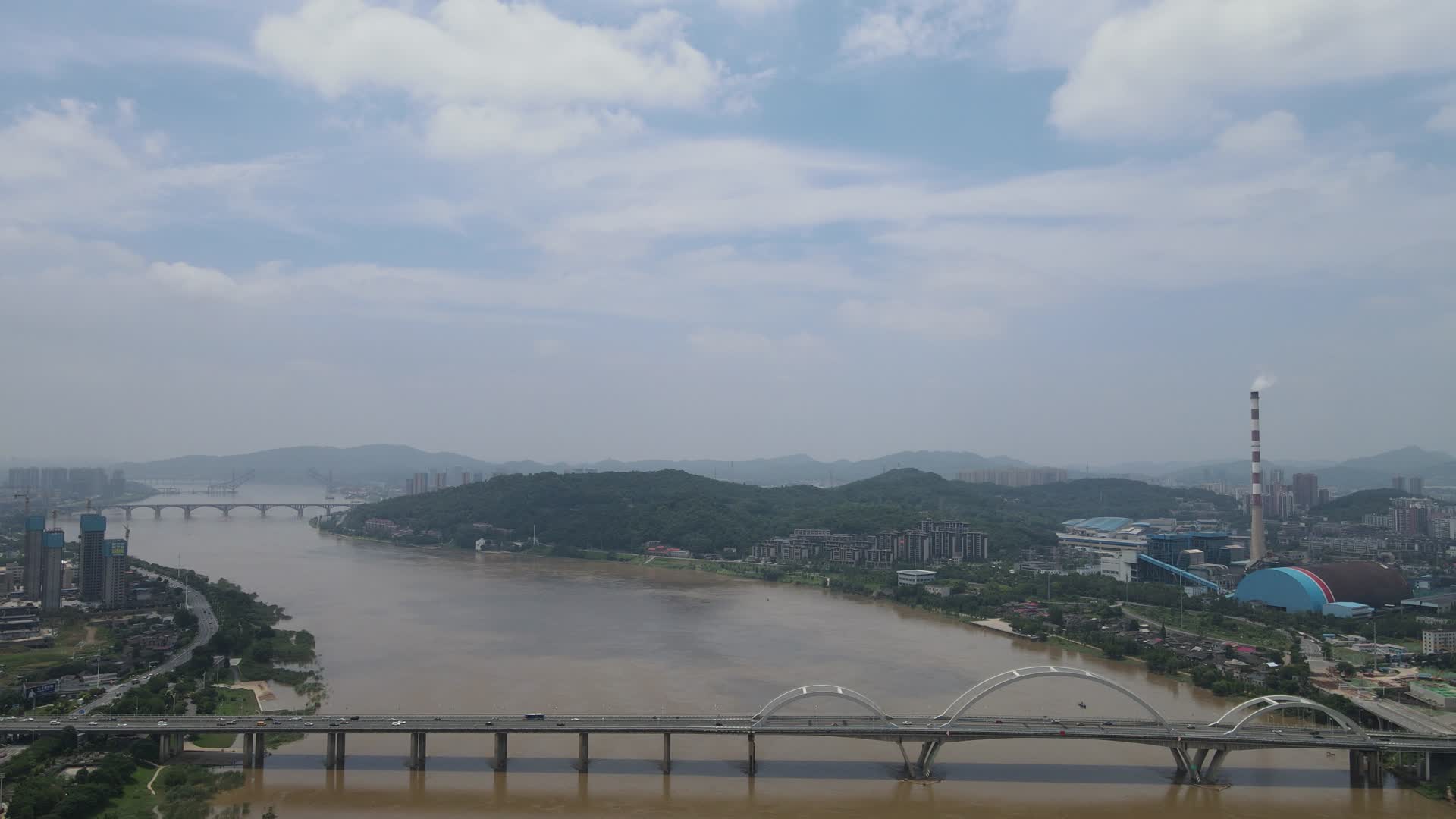 城市航拍湖南株洲芦淞大桥交通视频的预览图