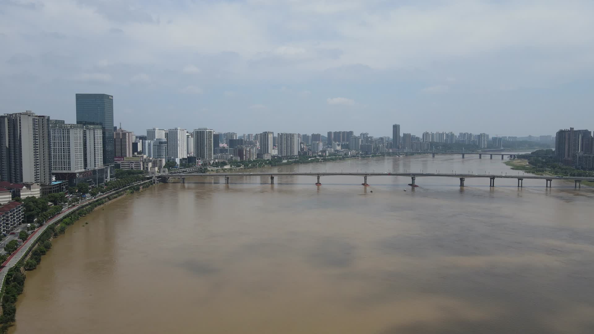 城市航拍湖南株洲湘江洪水视频的预览图