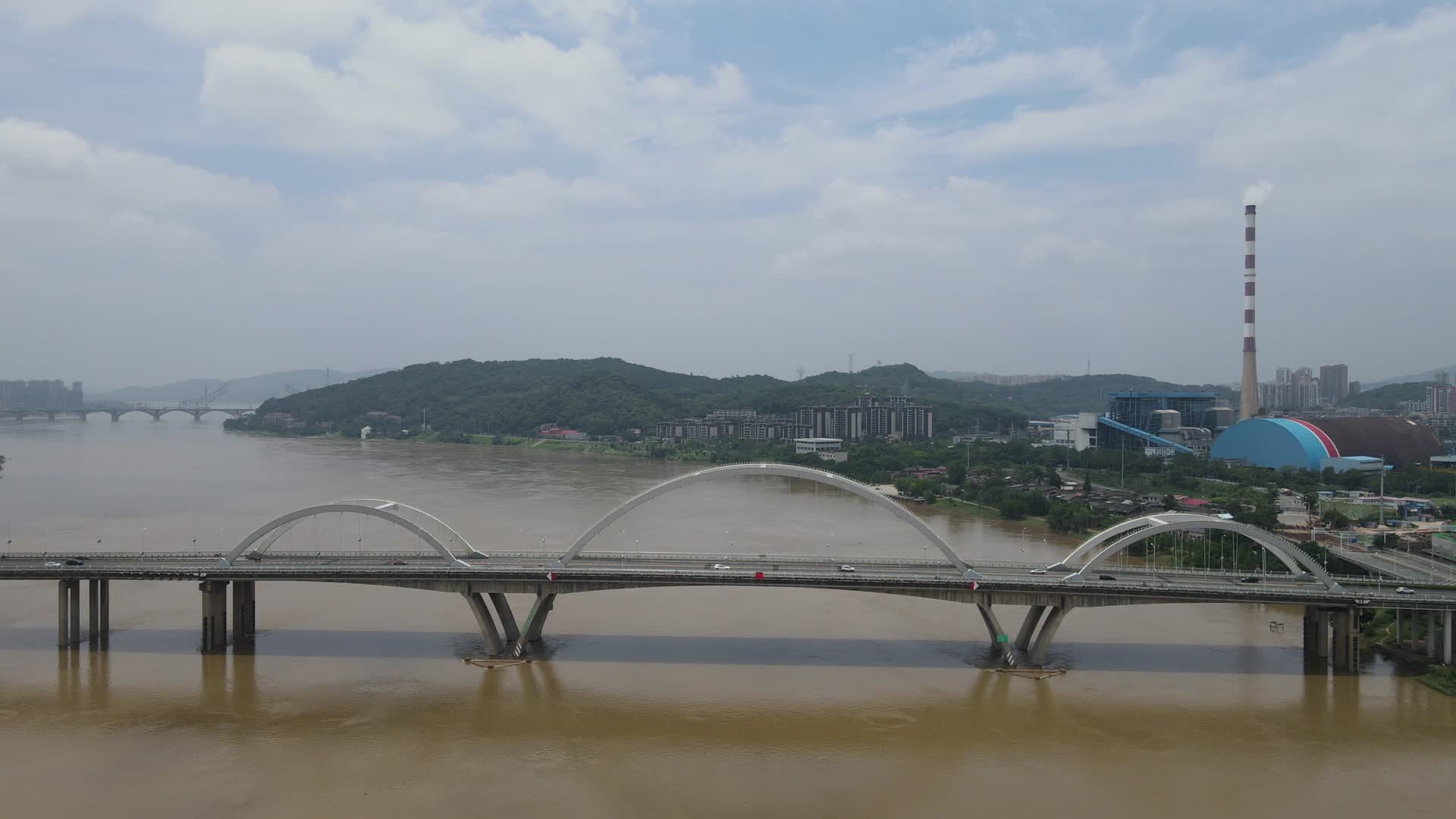 城市航拍湖南株洲芦淞大桥交通视频的预览图