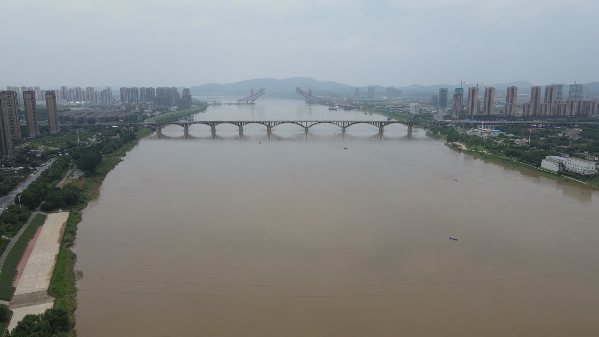 城市航拍湖南株洲石峰大桥交通视频的预览图