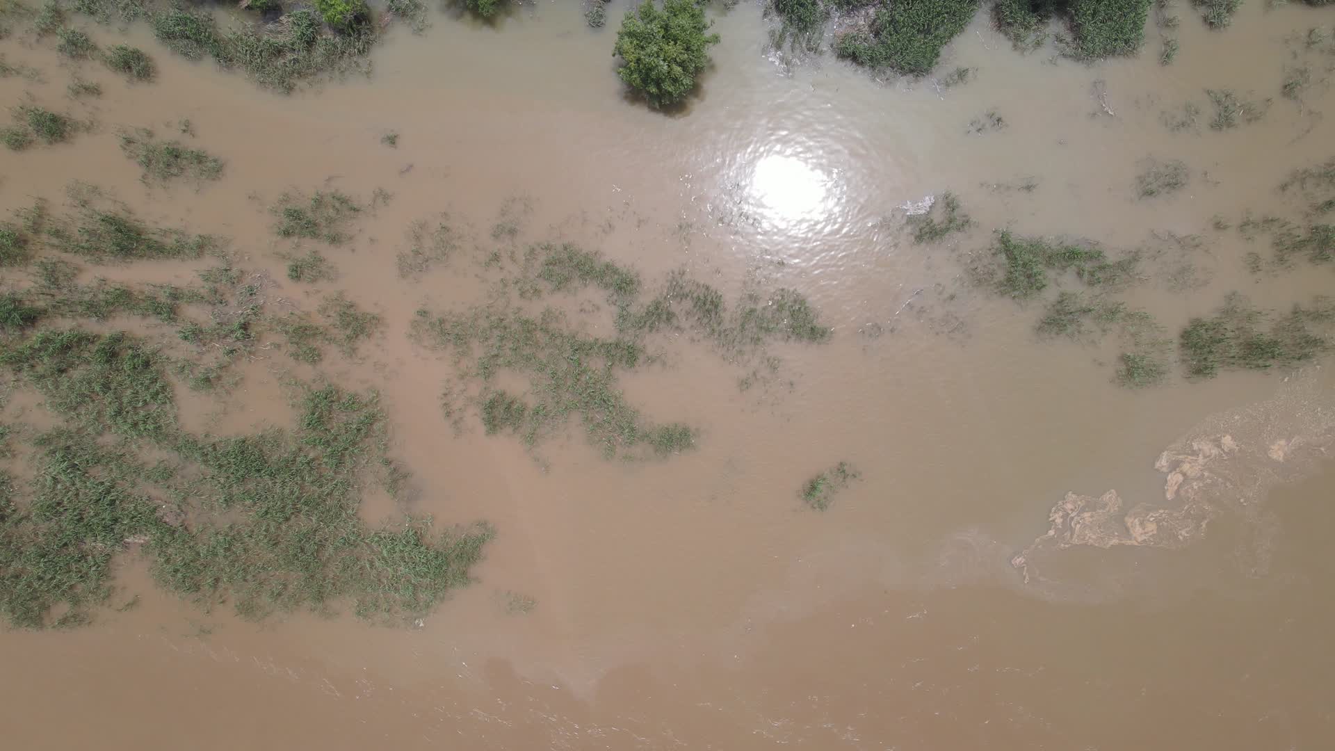 城市航拍湖南长沙湘江涨洪水视频的预览图