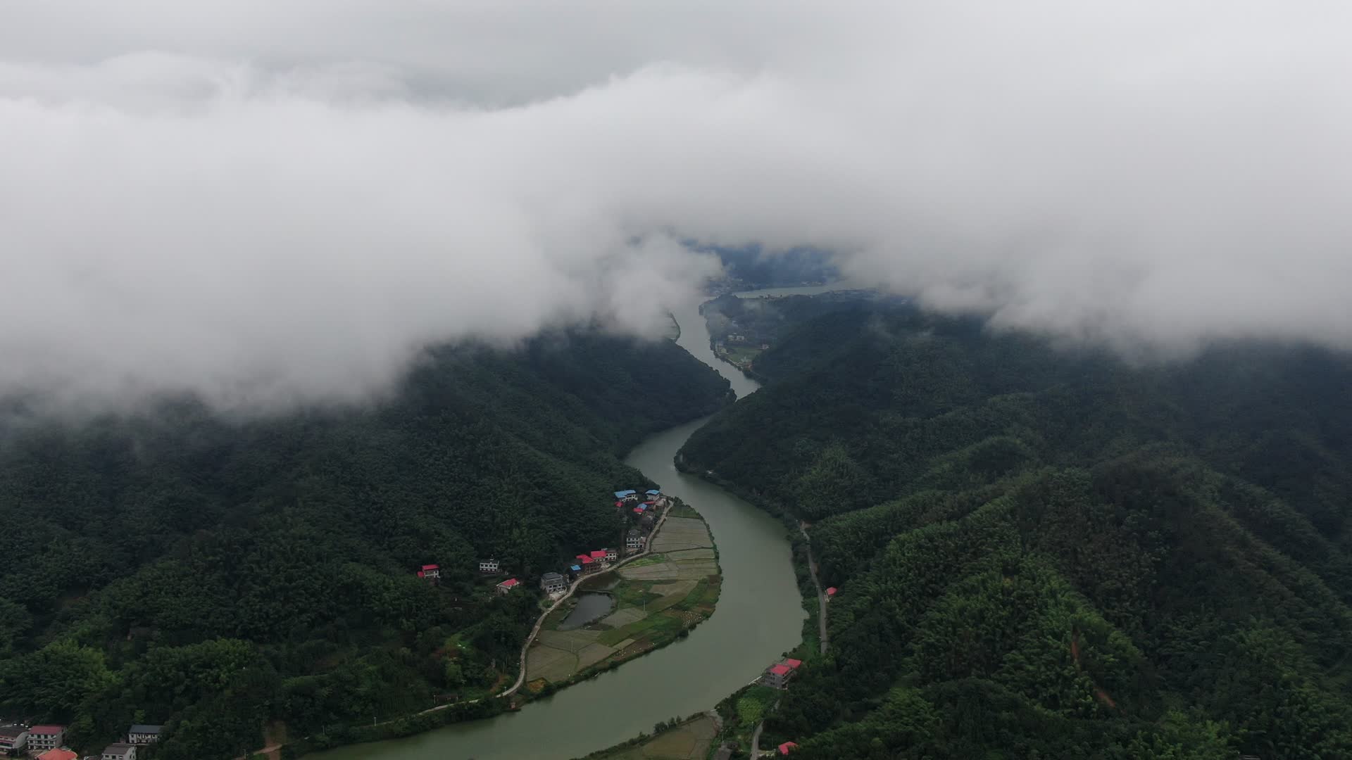 航拍大自然山间云雾自然风光视频的预览图
