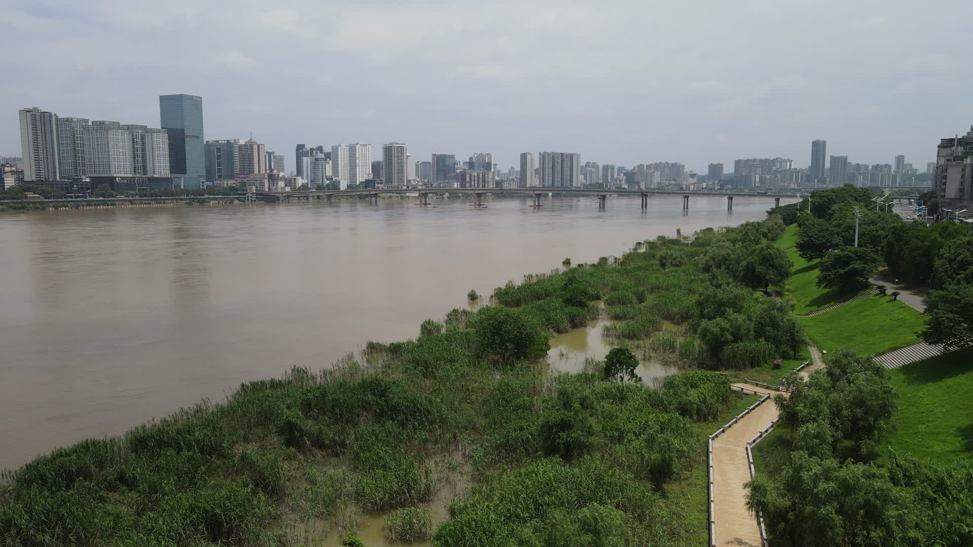 城市航拍湖南株洲湘江洪水视频的预览图