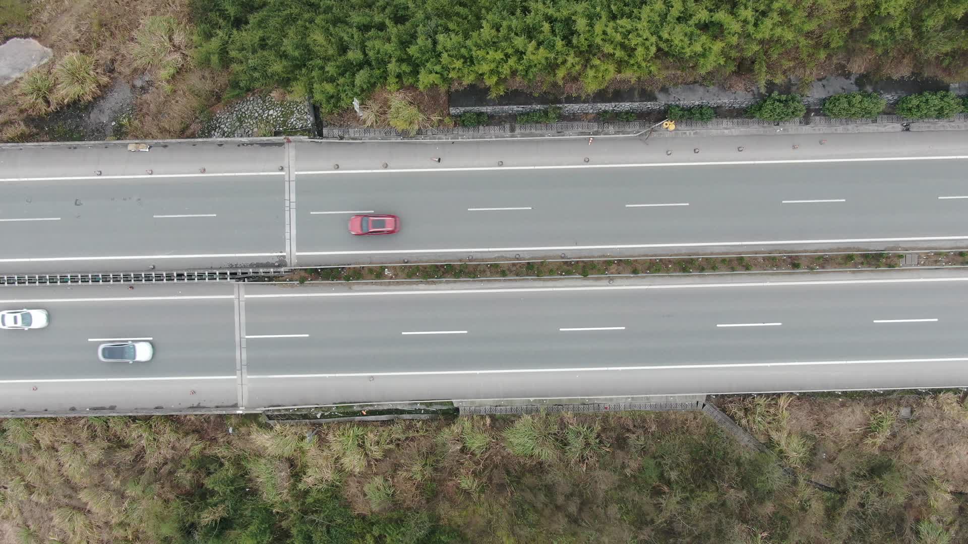 航拍高速路交通车辆快速行驶视频的预览图