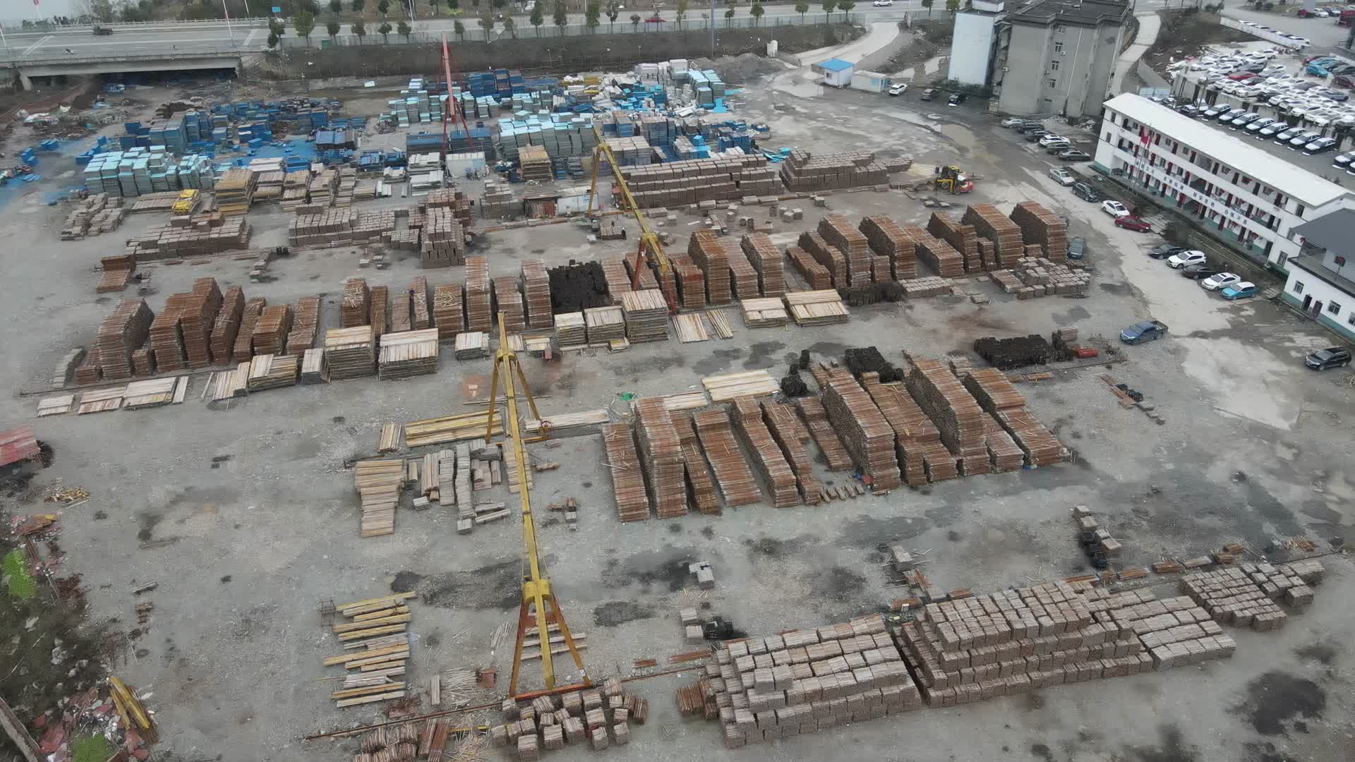 航拍工业生产木材加工厂视频的预览图