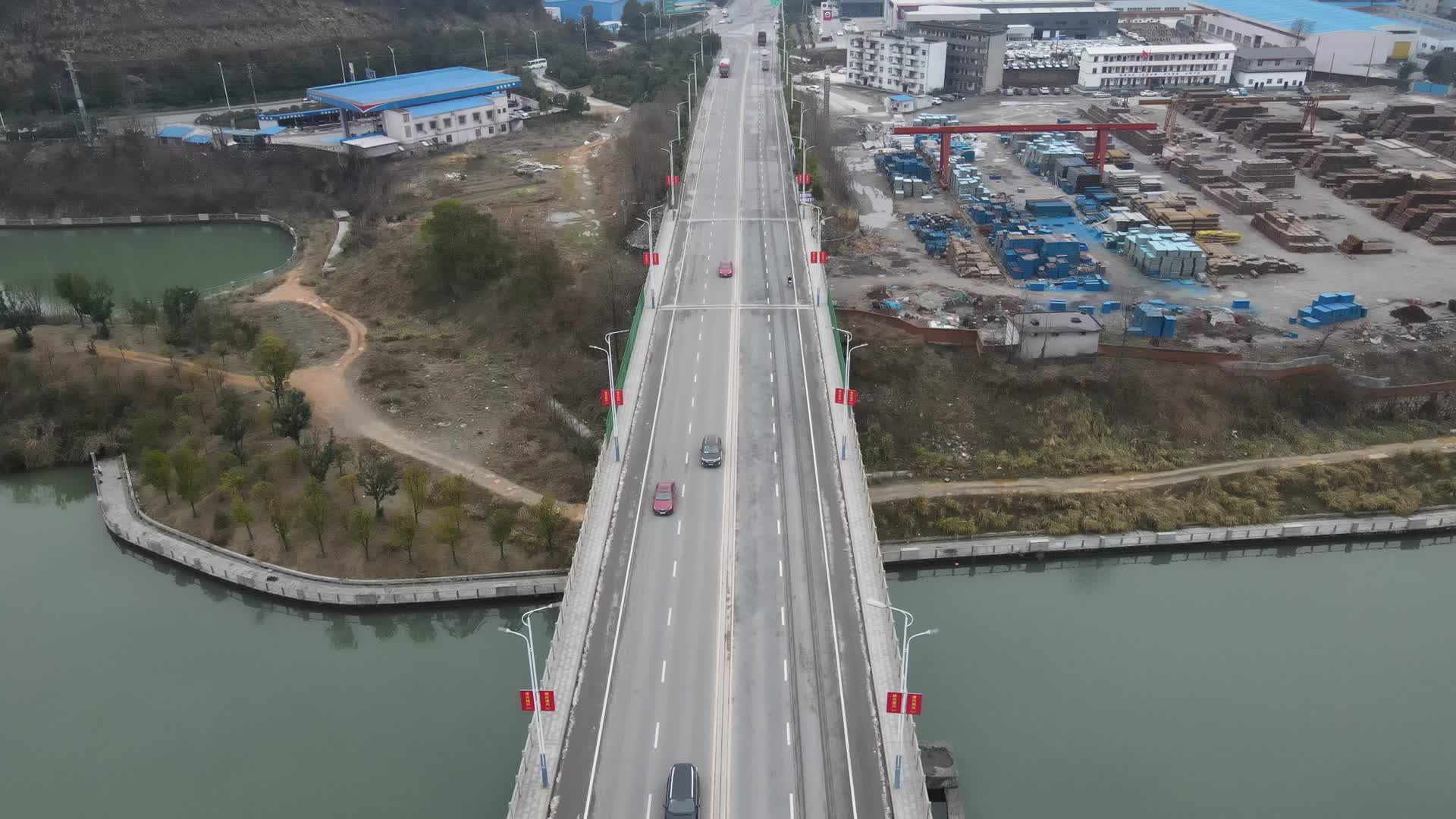 航拍湖南怀化舞水河杨公湾大桥视频的预览图