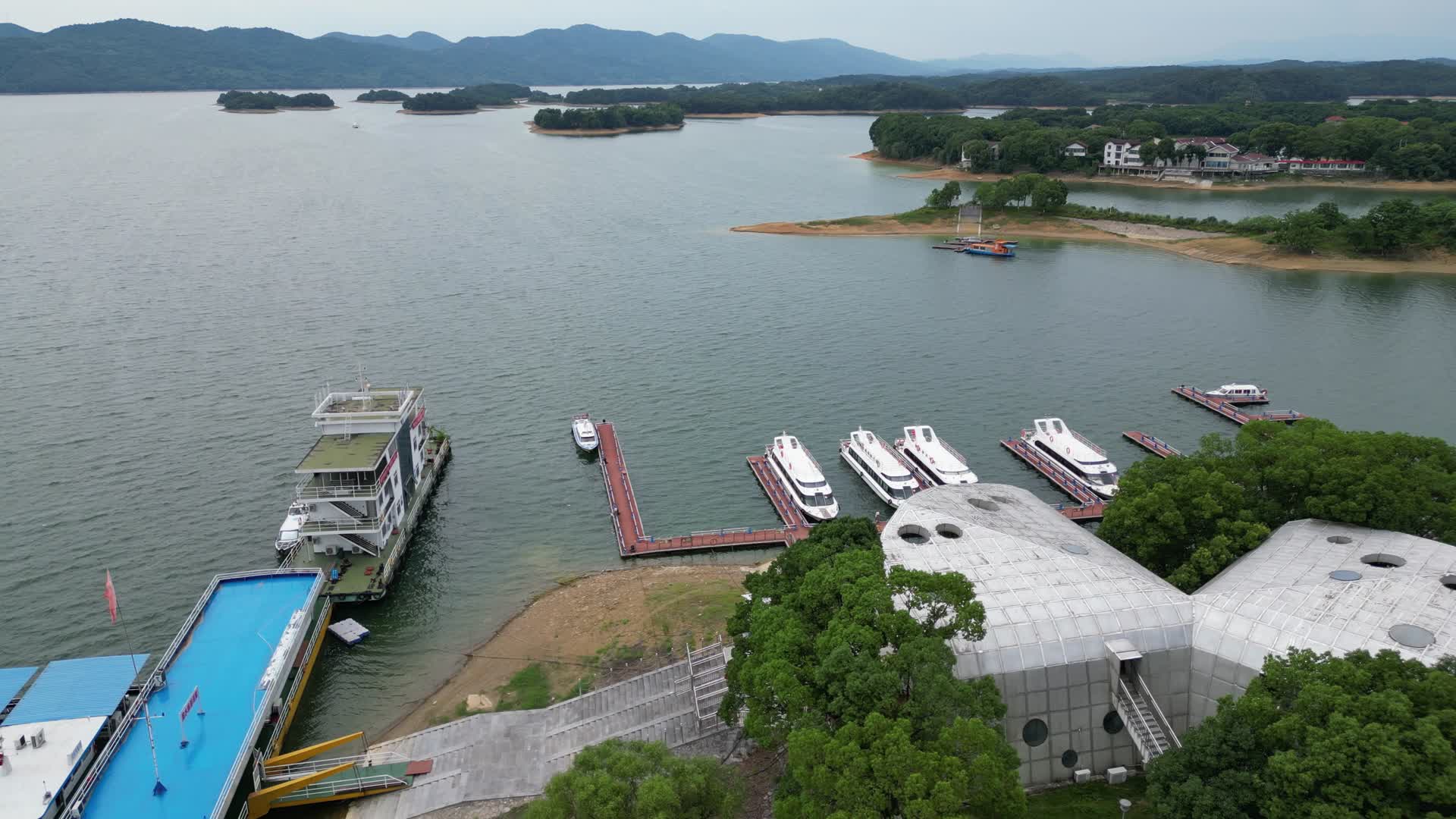 航拍旅游景区湖北荆州洈水景区视频的预览图