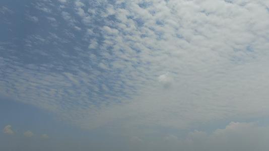 航拍唯美天空蓝天白云视频的预览图