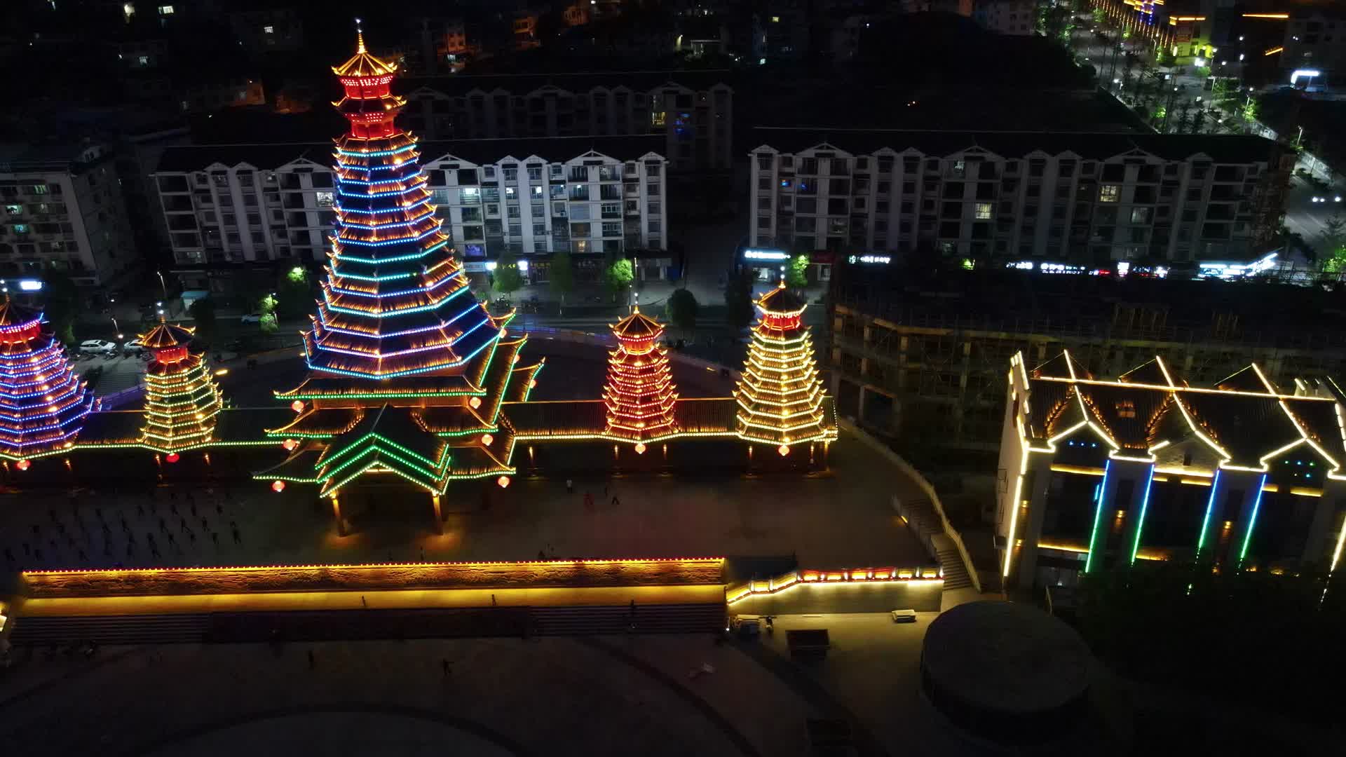 航拍湖南新晃鼓楼广场夜景视频的预览图