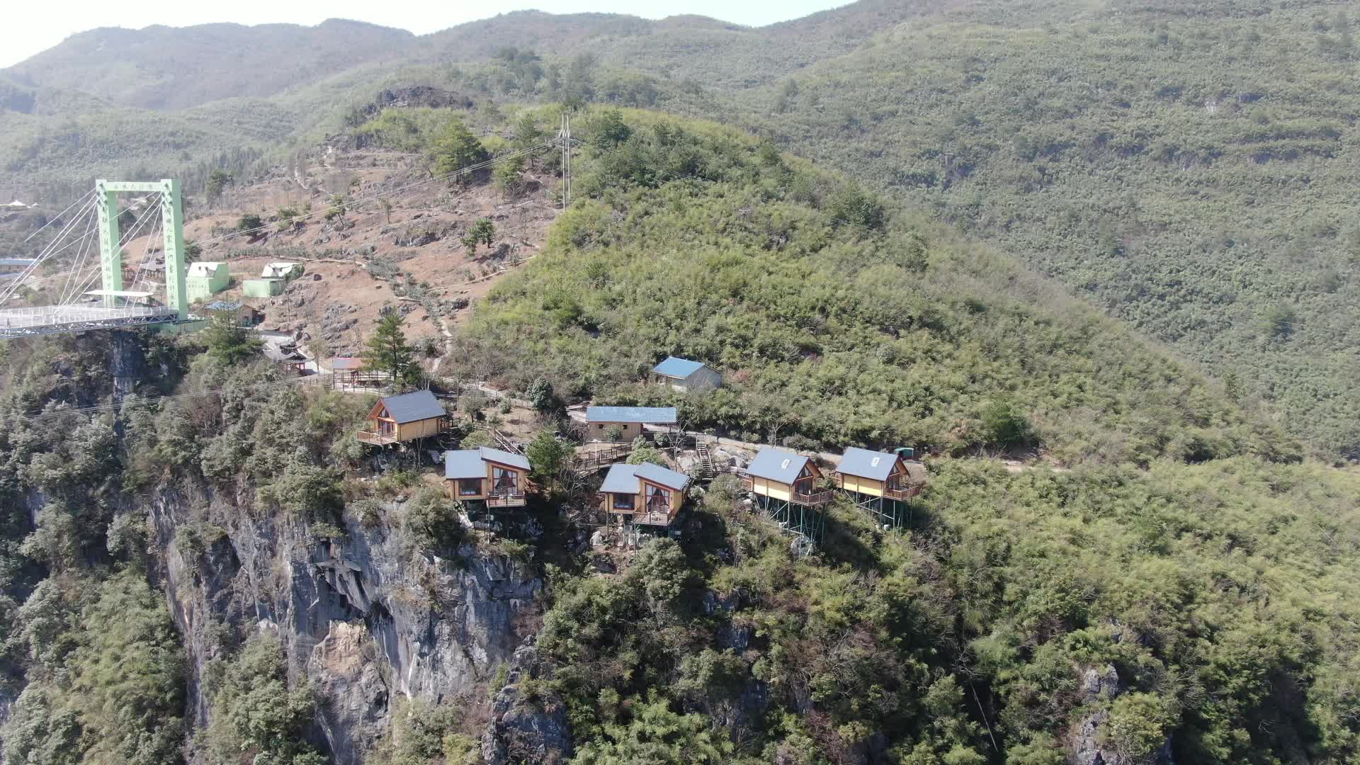 旅游景区湖南怀化大峡谷悬崖上网红小木屋视频的预览图