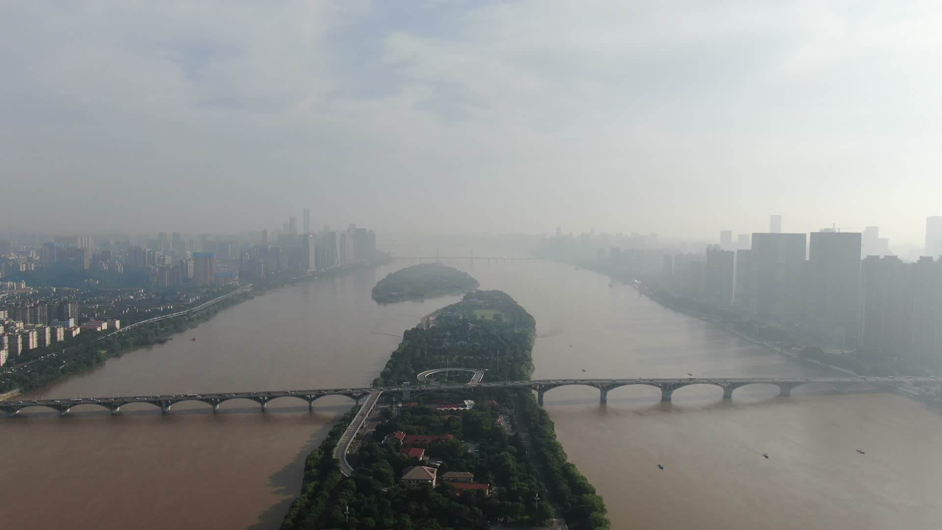 城市航拍湖南长沙湘江橘子洲全景视频的预览图