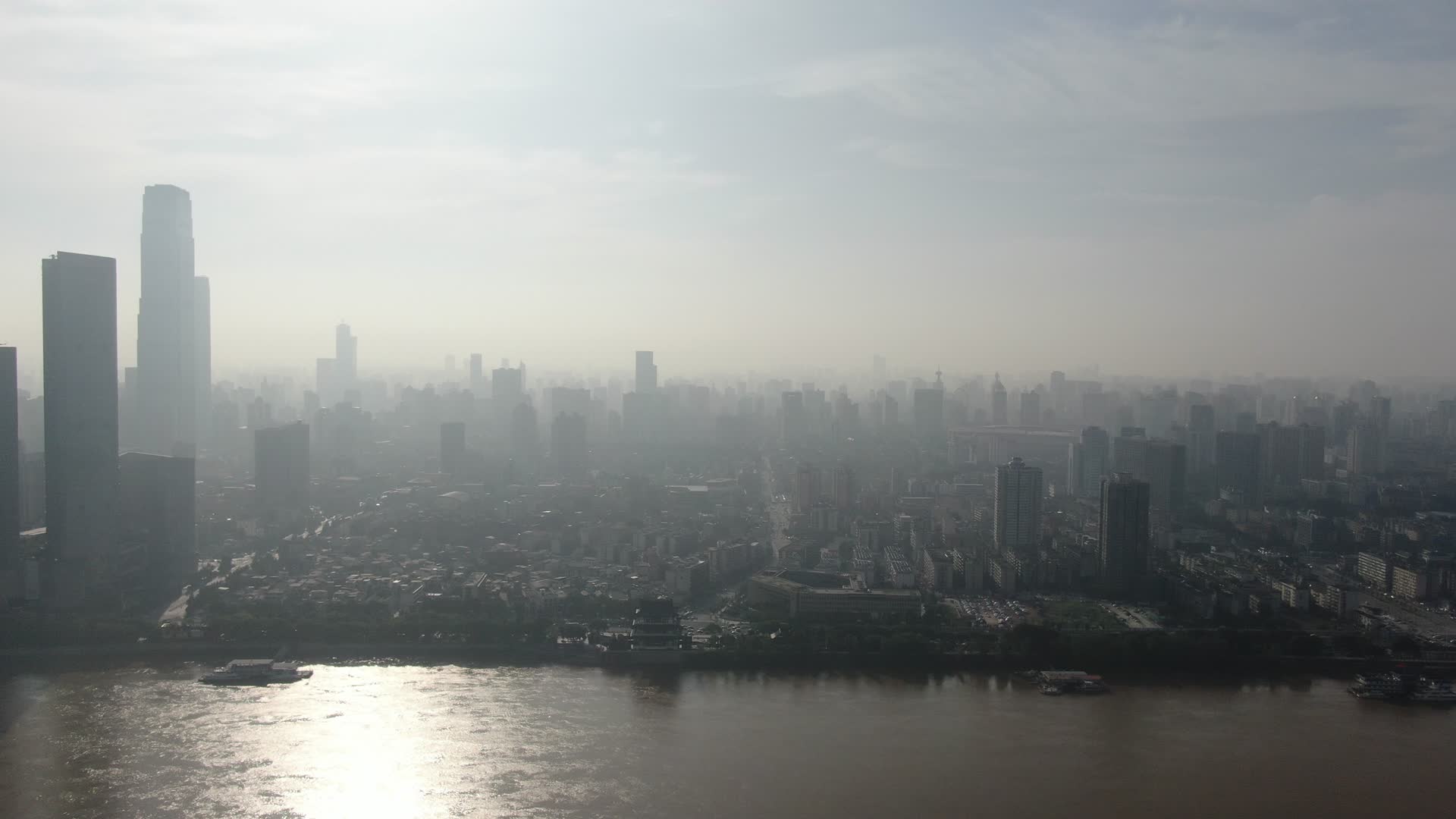 城市航拍长沙清晨迷雾视频的预览图