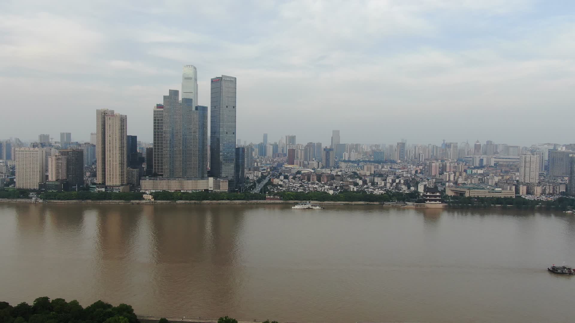 湖南长沙湘江橘子洲城市高楼航拍视频的预览图