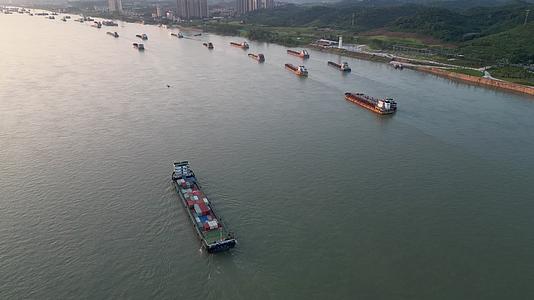 航拍长江货运船只视频的预览图