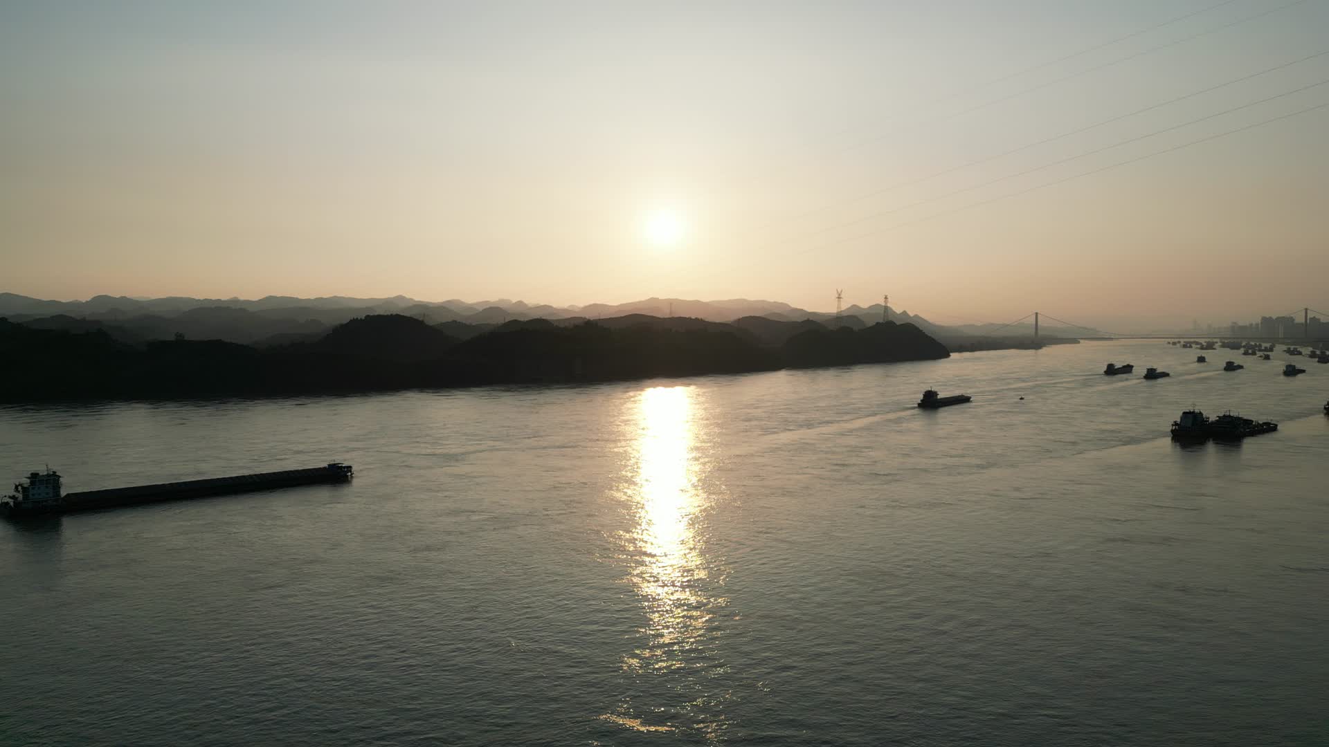 航拍夕阳下的长江货船视频的预览图