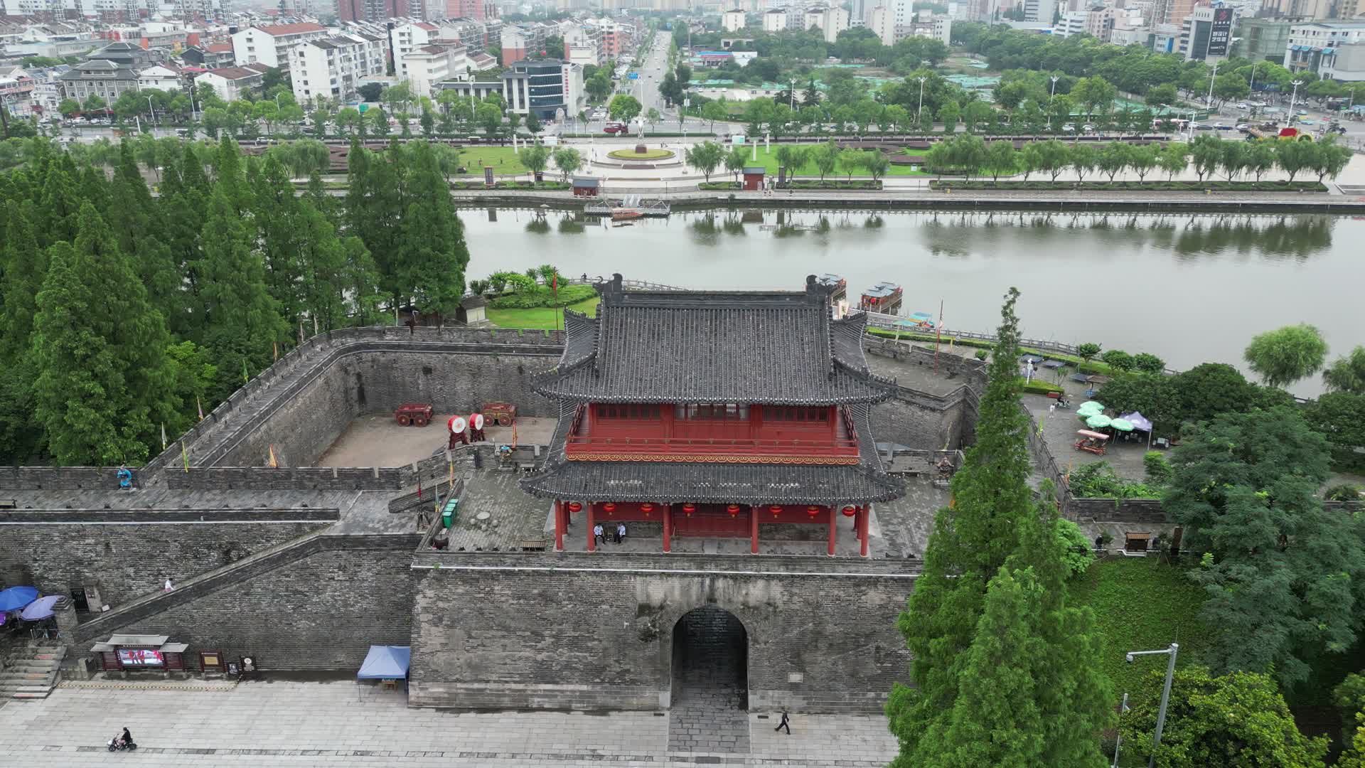 旅游景区航拍湖北荆州古城东门景区视频的预览图