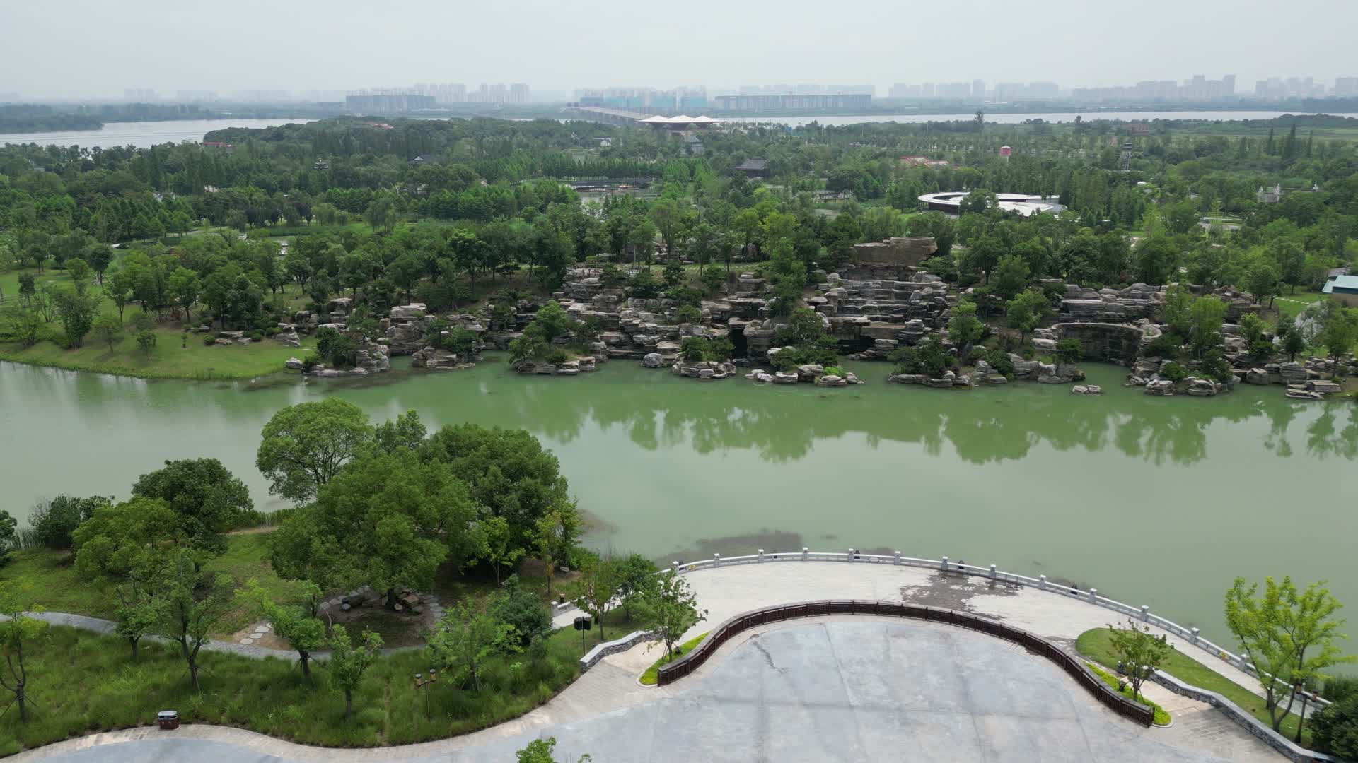 城市航拍湖北荆州园博园视频的预览图