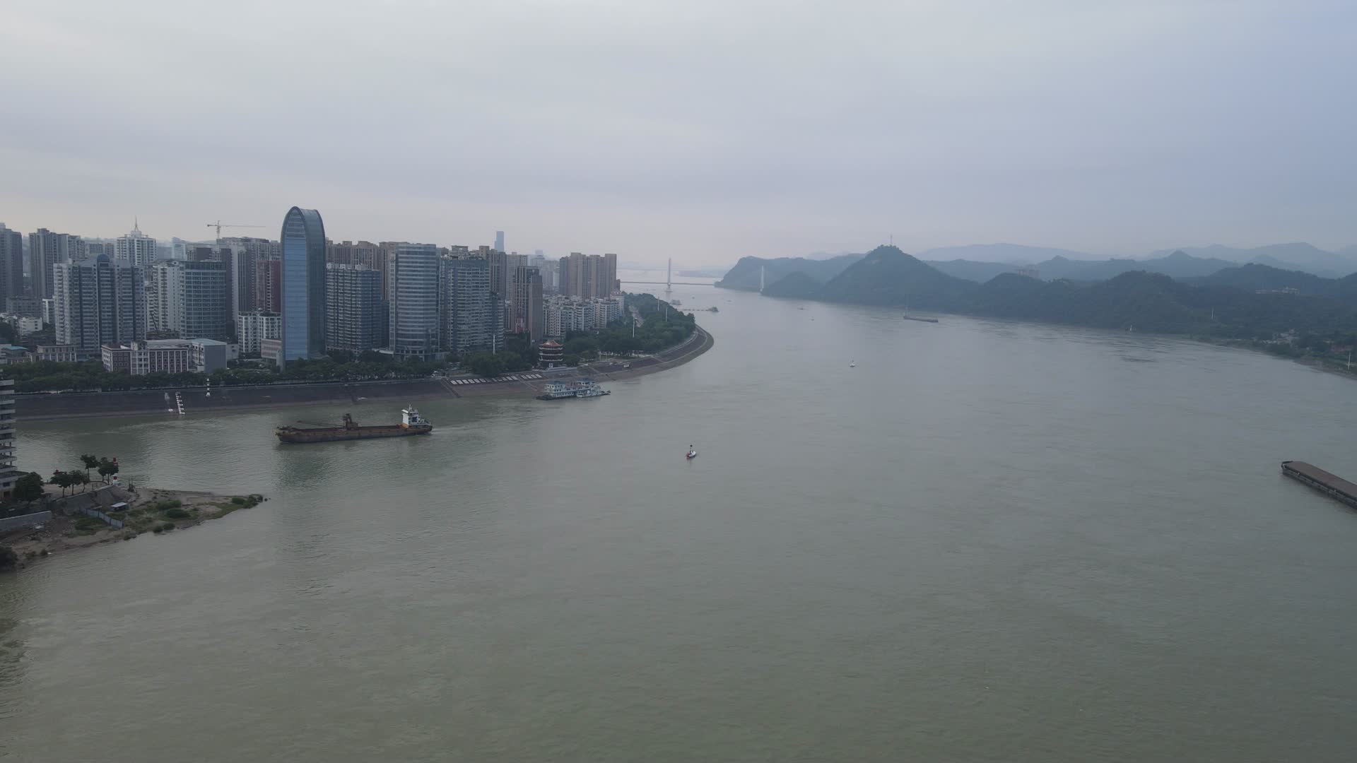 城市航拍湖北宜昌中国建设银行西陵一路视频的预览图