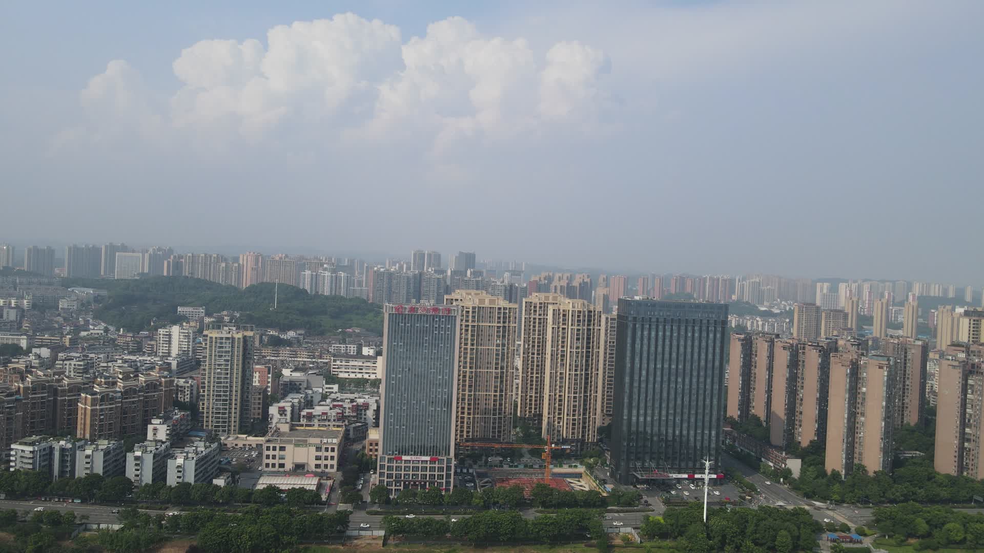 城市航拍湖北宜昌沿江大道CBD高楼视频的预览图