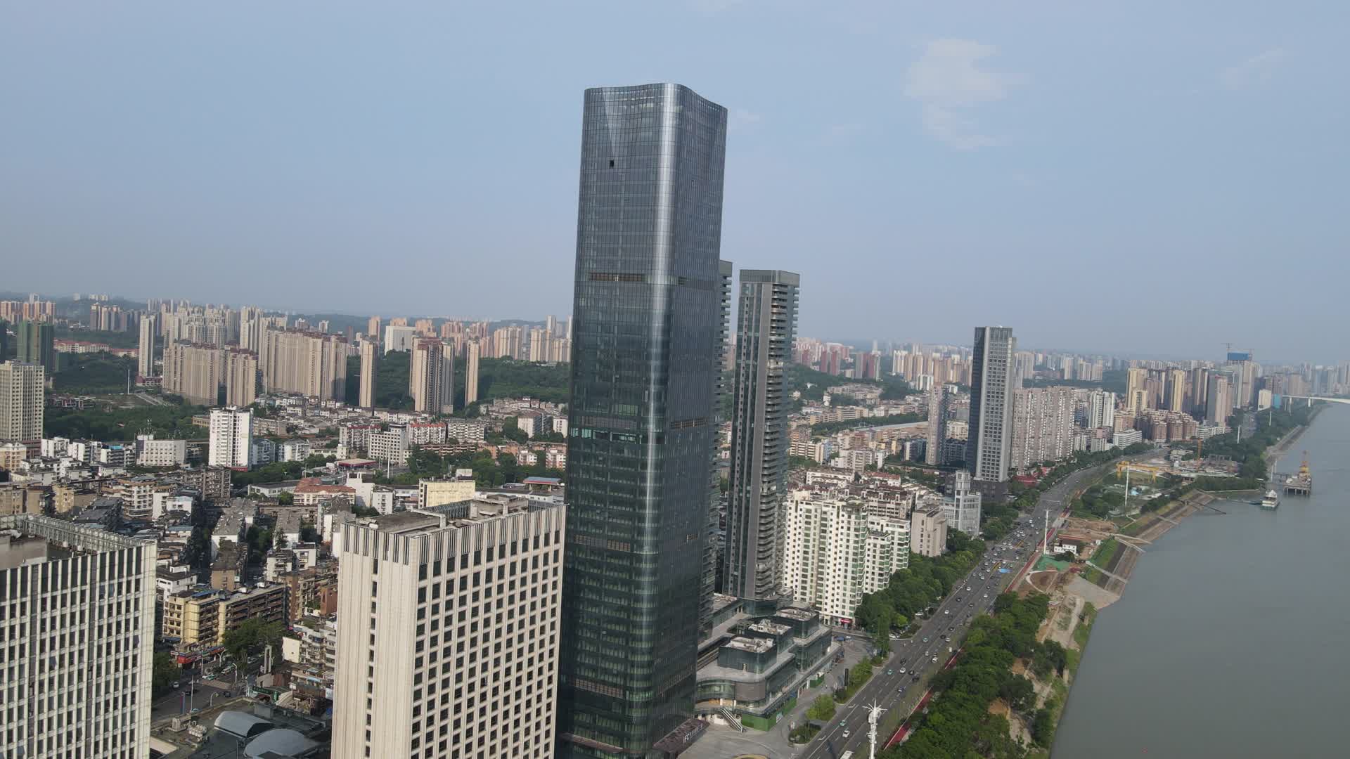 航拍湖北宜昌沿江大道宜昌国际广场视频的预览图