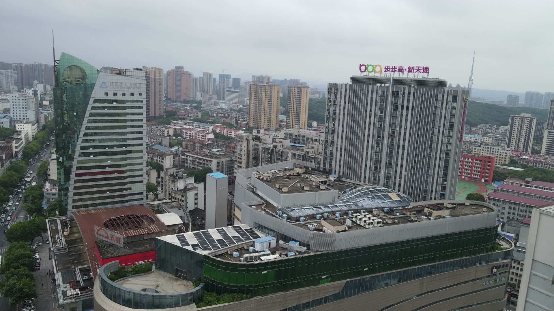 城市航拍湖南岳阳步步高新天地商业广场视频的预览图