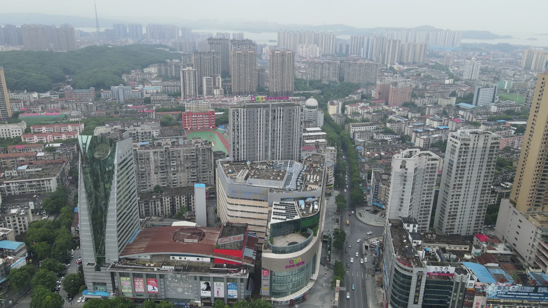 城市航拍湖南岳阳商业街百盛步步高视频的预览图