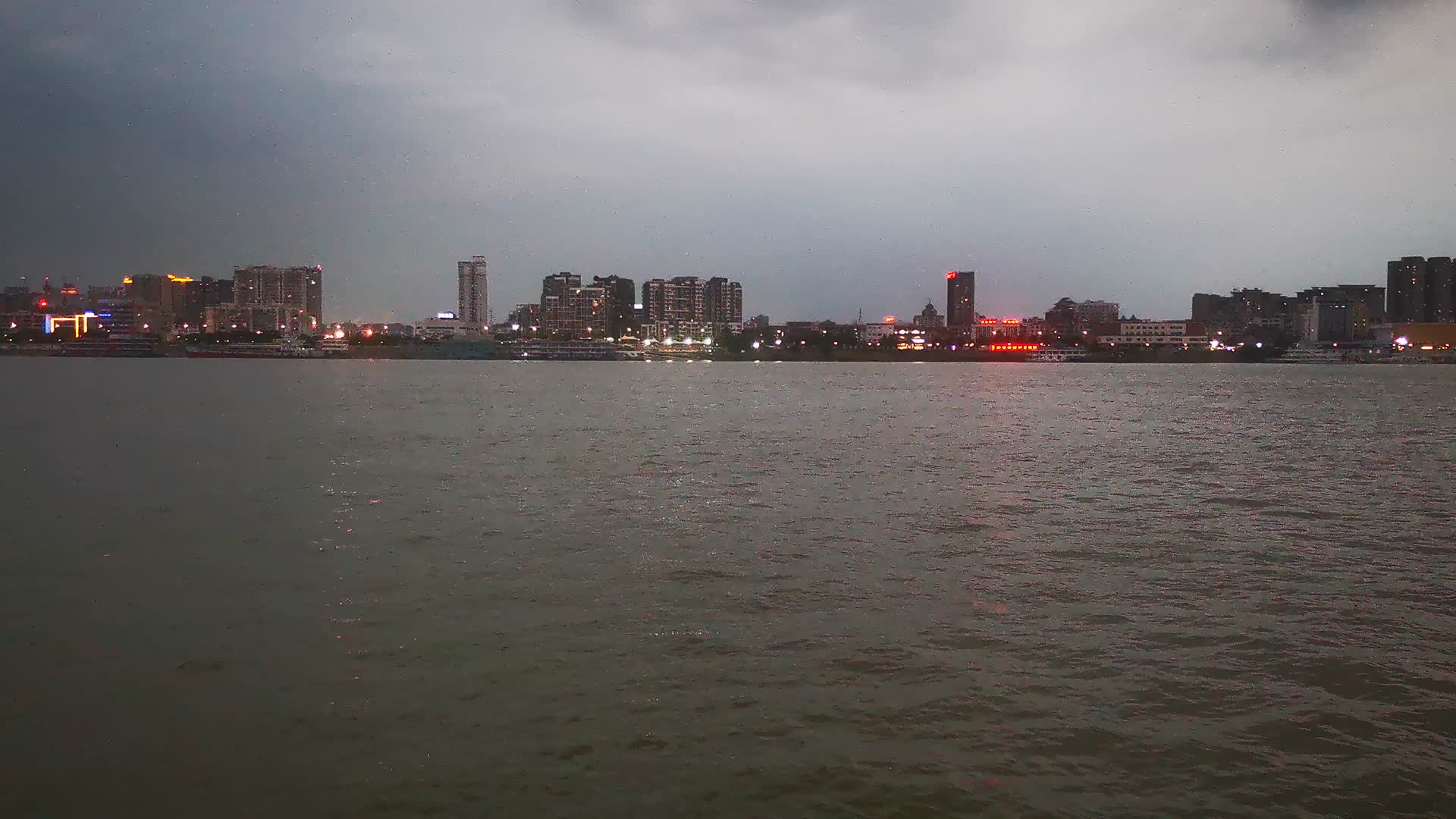 实拍湖北荆州城市夜幕降临视频的预览图