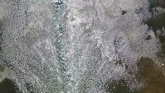 唯美湖面波光粼粼航拍视频的预览图